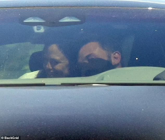 Ben Affleck th&acirc;n mật với vợ cũ Jennifer Garner trong xe - Ảnh 3.