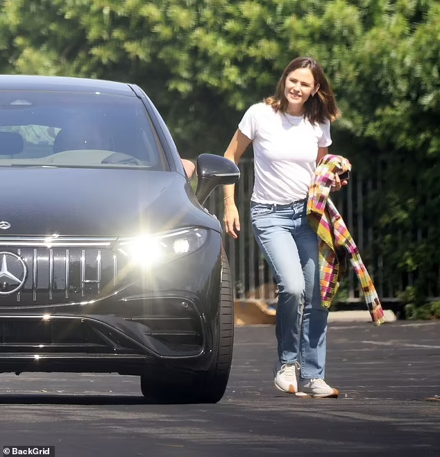 Ben Affleck th&acirc;n mật với vợ cũ Jennifer Garner trong xe - Ảnh 4.