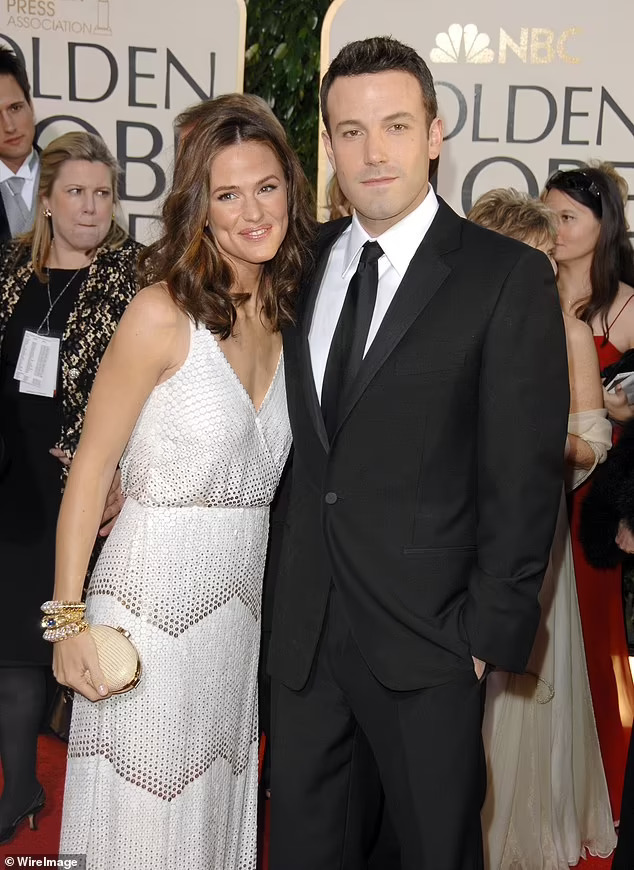 Ben Affleck th&acirc;n mật với vợ cũ Jennifer Garner trong xe - Ảnh 6.