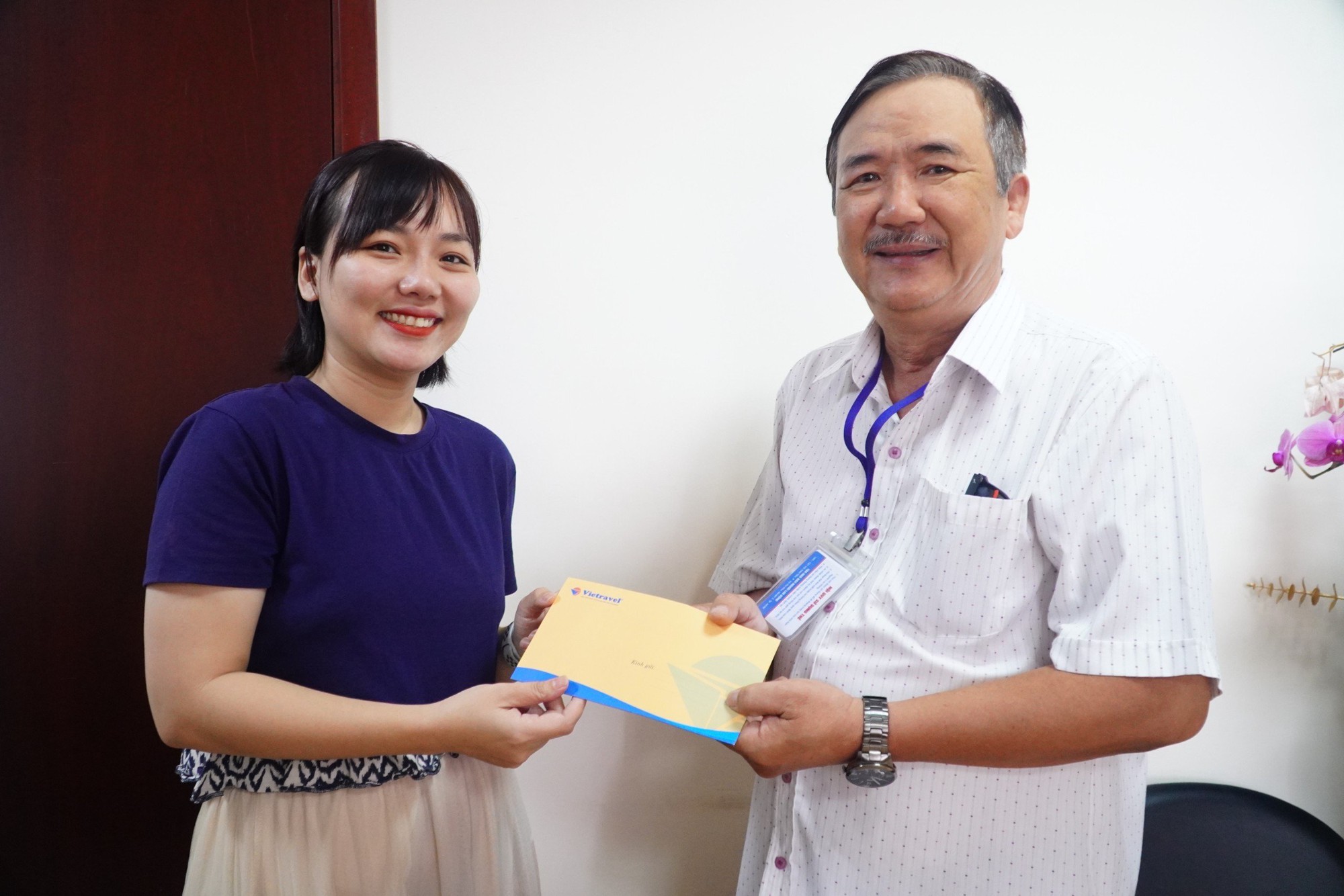 B&aacute;o Người Lao Động trao thưởng cho bạn đọc VIP tr&uacute;ng giải đặc biệt - Ảnh 2.