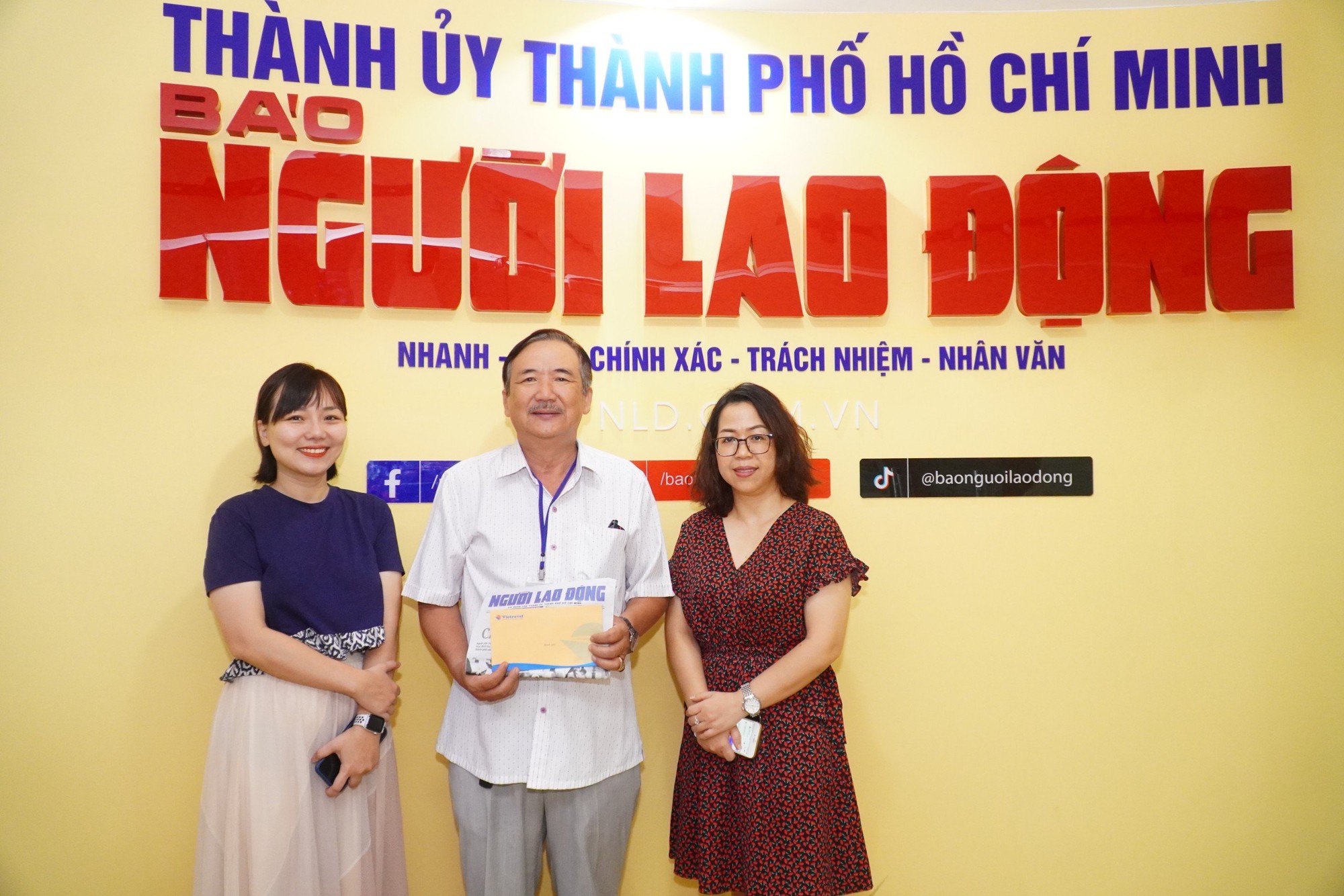 Báo Người Lao Động trao thưởng cho "bạn đọc VIP" trúng giải đặc biệt