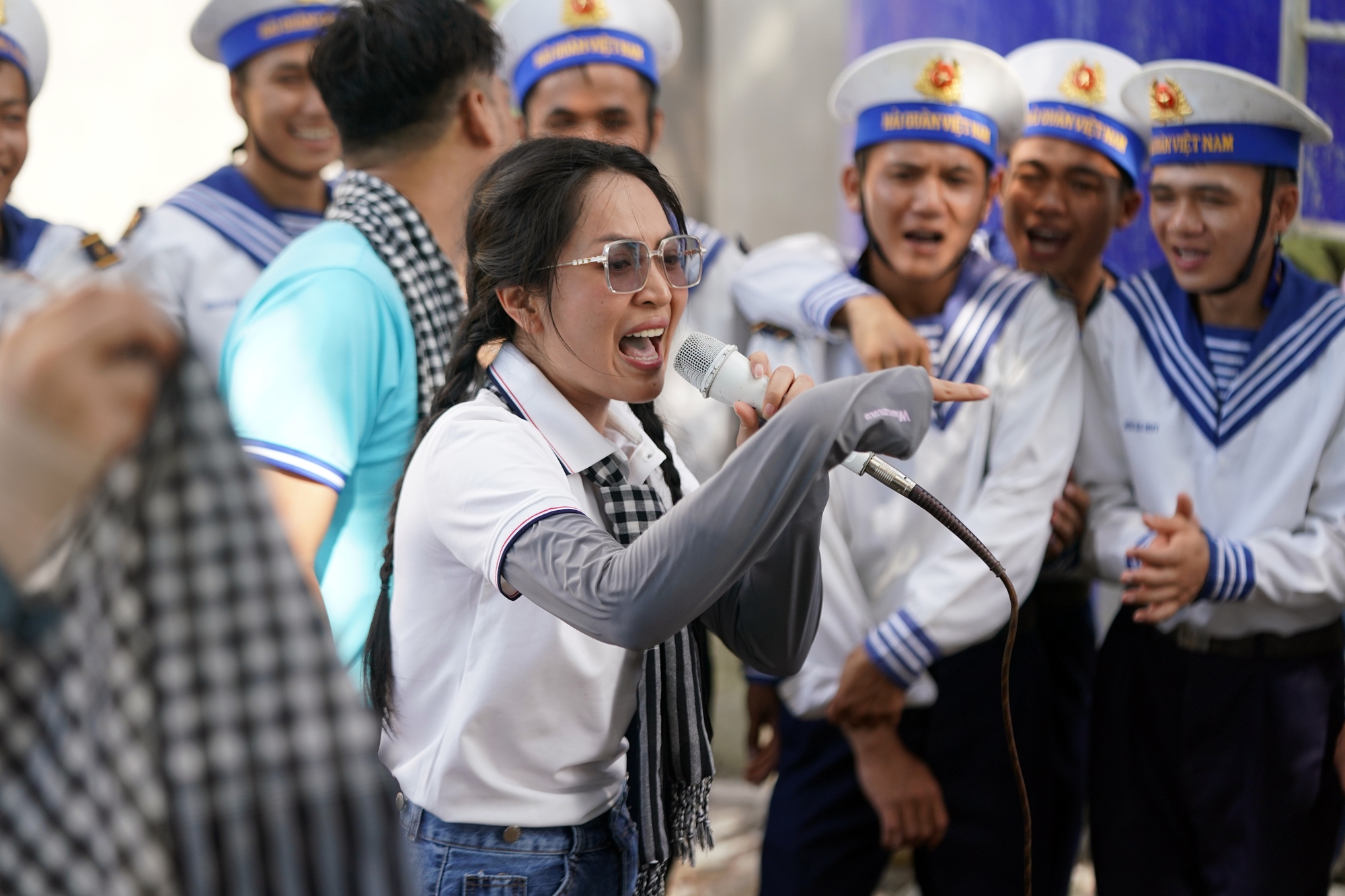 Đo&agrave;n TP HCM viếng c&aacute;c Anh h&ugrave;ng liệt sĩ tại đảo Thổ Chu v&agrave; H&ograve;n Khoai - Ảnh 2.