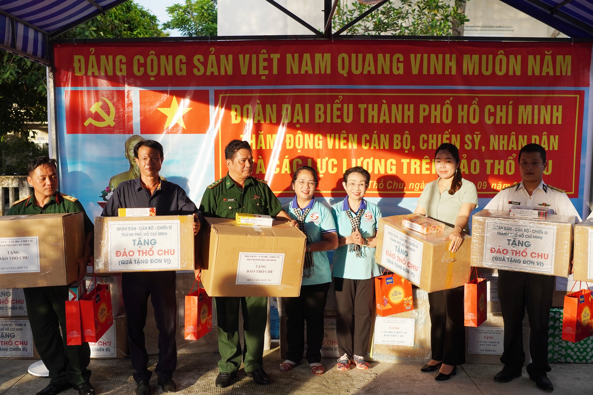 Đo&agrave;n TP HCM viếng c&aacute;c Anh h&ugrave;ng liệt sĩ tại đảo Thổ Chu v&agrave; H&ograve;n Khoai - Ảnh 4.