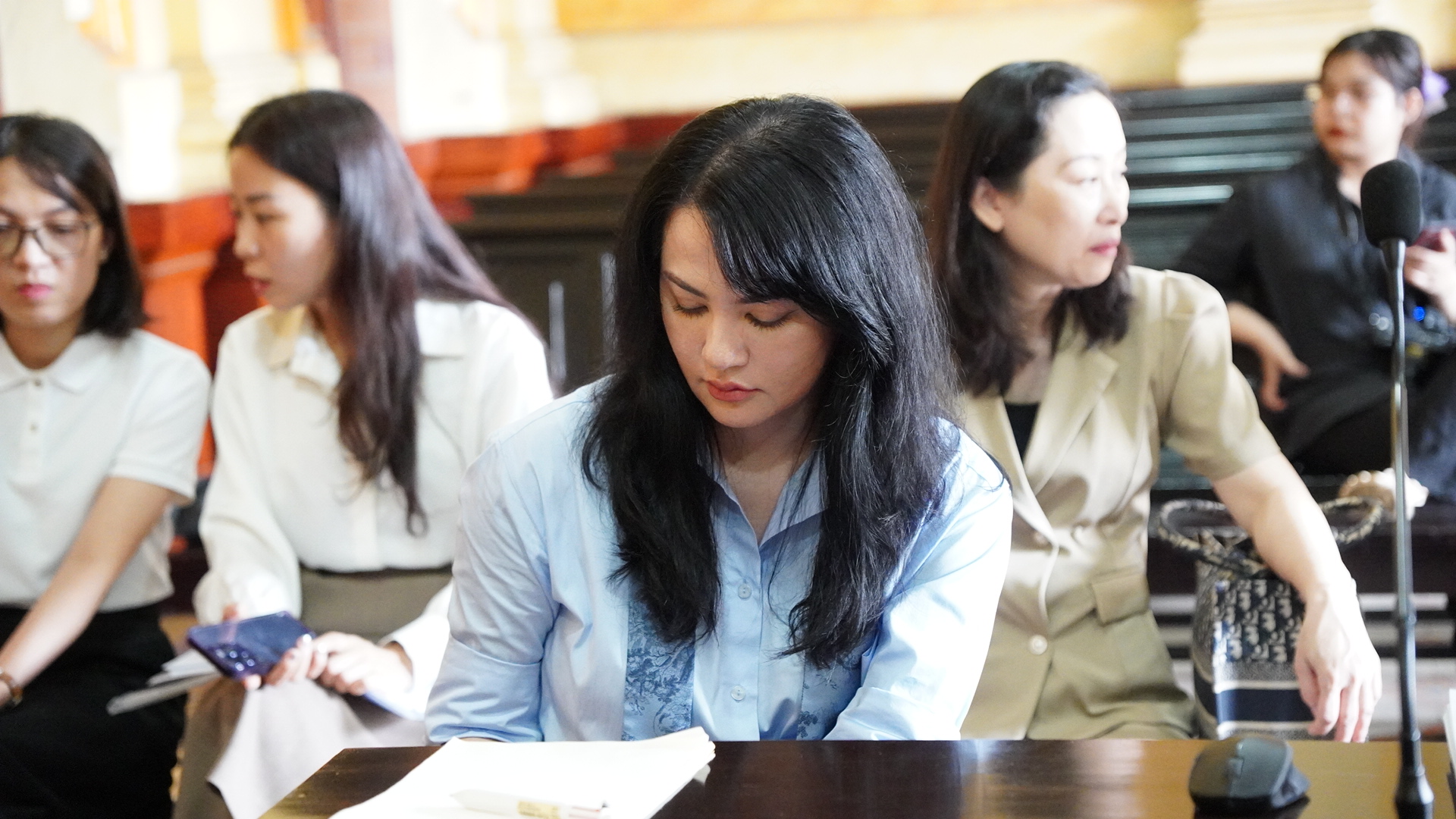 Cựu siêu mẫu Ngọc Thuý và vợ đại gia Đức An "chạm mặt" tại toà