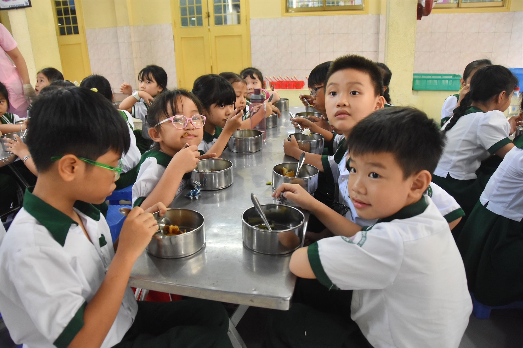 Trường học cân não với các khoản thu