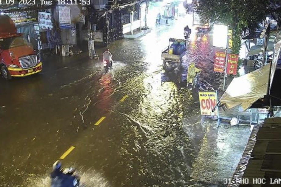 Mưa ngập nhiều tuyến đường ở TP HCM giờ tan tầm, người d&acirc;n vất vả lưu th&ocirc;ng - Ảnh 6.