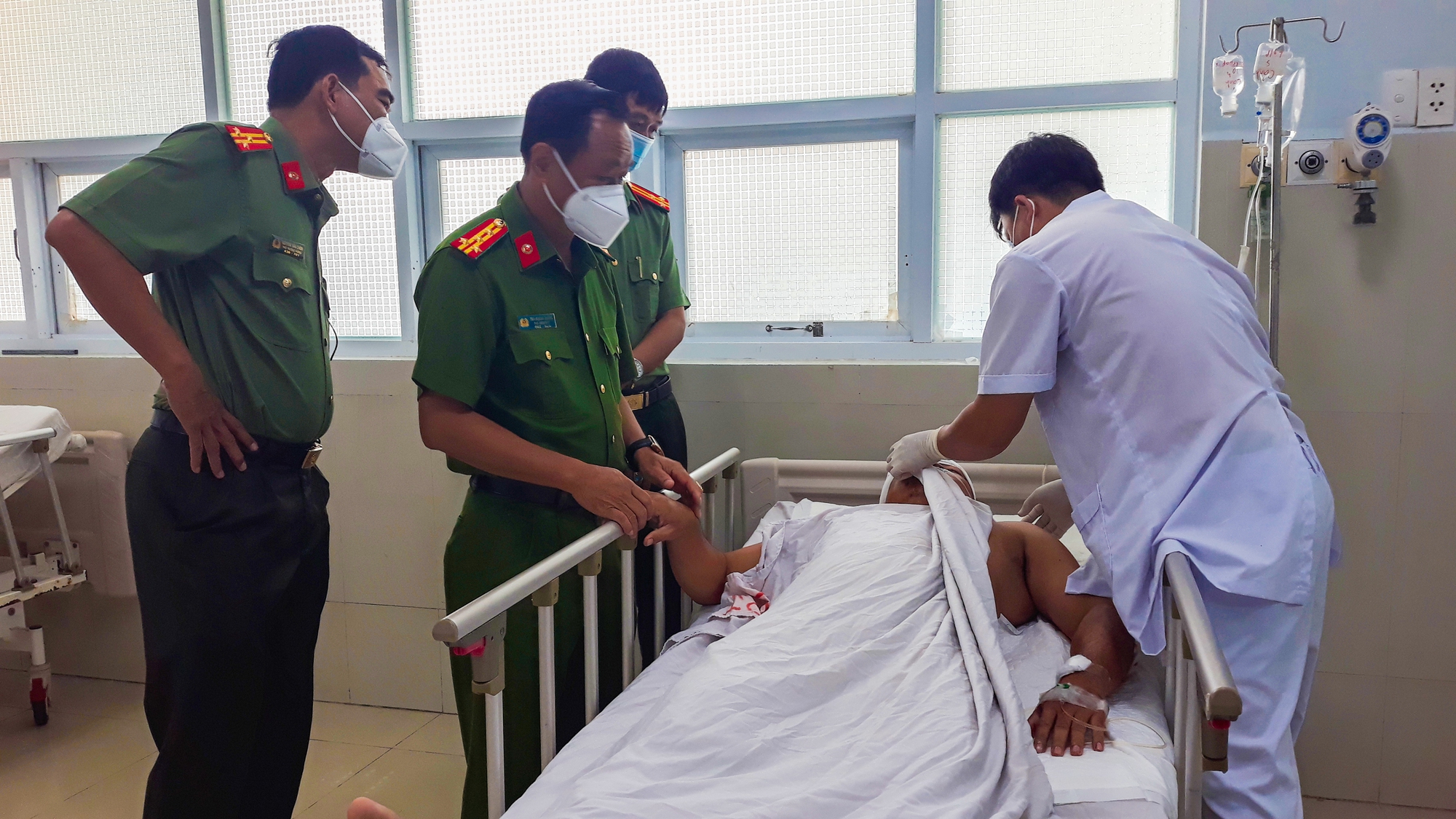 Trưởng công an xã bị chém trọng thương khi ngăn 2 nhóm đánh nhau
