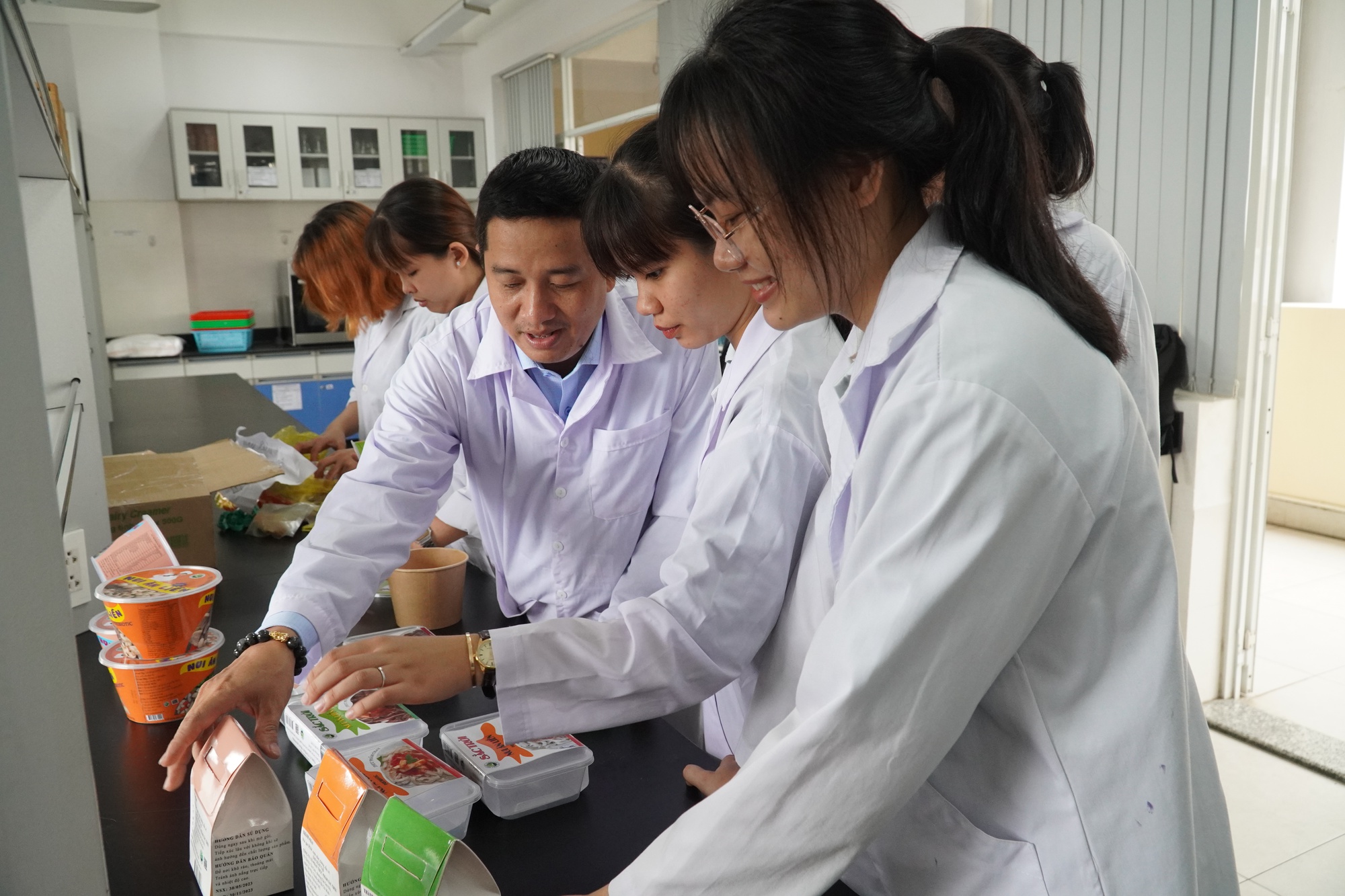 Những trường ĐH n&agrave;o được giao đ&agrave;o tạo nh&acirc;n lực tr&igrave;nh độ quốc tế 8 ng&agrave;nh trọng điểm? - Ảnh 1.
