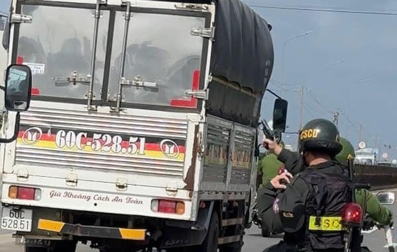 CLIP: Cảnh sát truy đuổi 10km chặn "xe tải điên" ở Đồng Nai