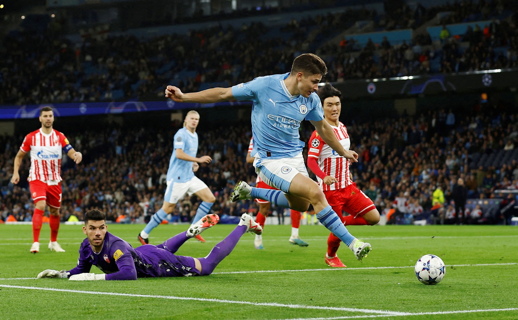 Man City ngược dòng hạ Crvena Zvezda, Barcelona vùi dập Antwerp - Ảnh 4.