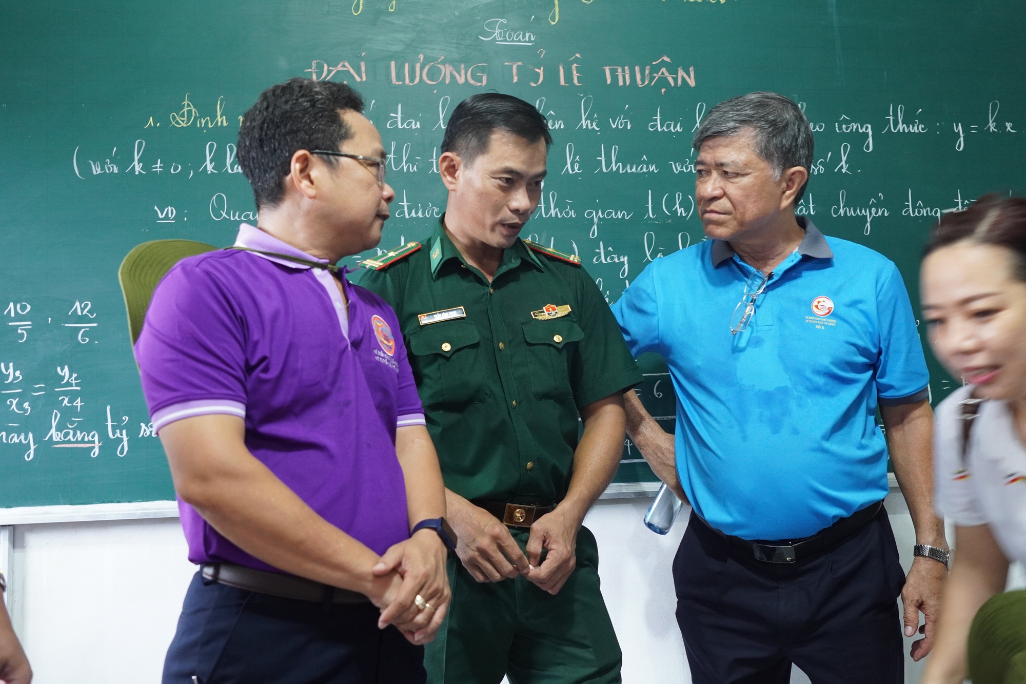 Giám đốc Sở GD-ĐT TP HCM "trao đổi nghiệp vụ" với thầy giáo quân hàm xanh
