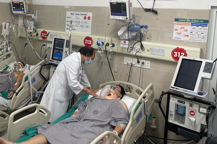 Thiếu t&aacute; bi&ecirc;n ph&ograve;ng trong vụ ch&aacute;y chung cư vẫn thở m&aacute;y - Ảnh 1.