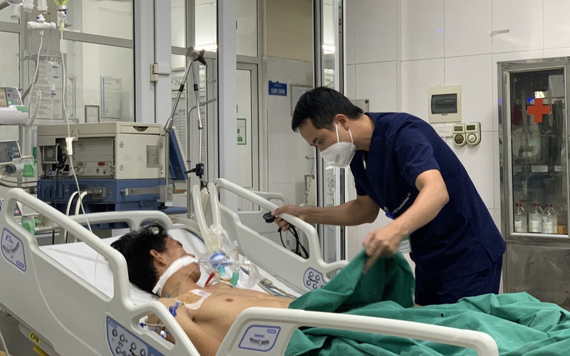 Bệnh nh&acirc;n trẻ nguy kịch, men gan tăng đến 400 lần do sốt xuất huyết - Ảnh 1.
