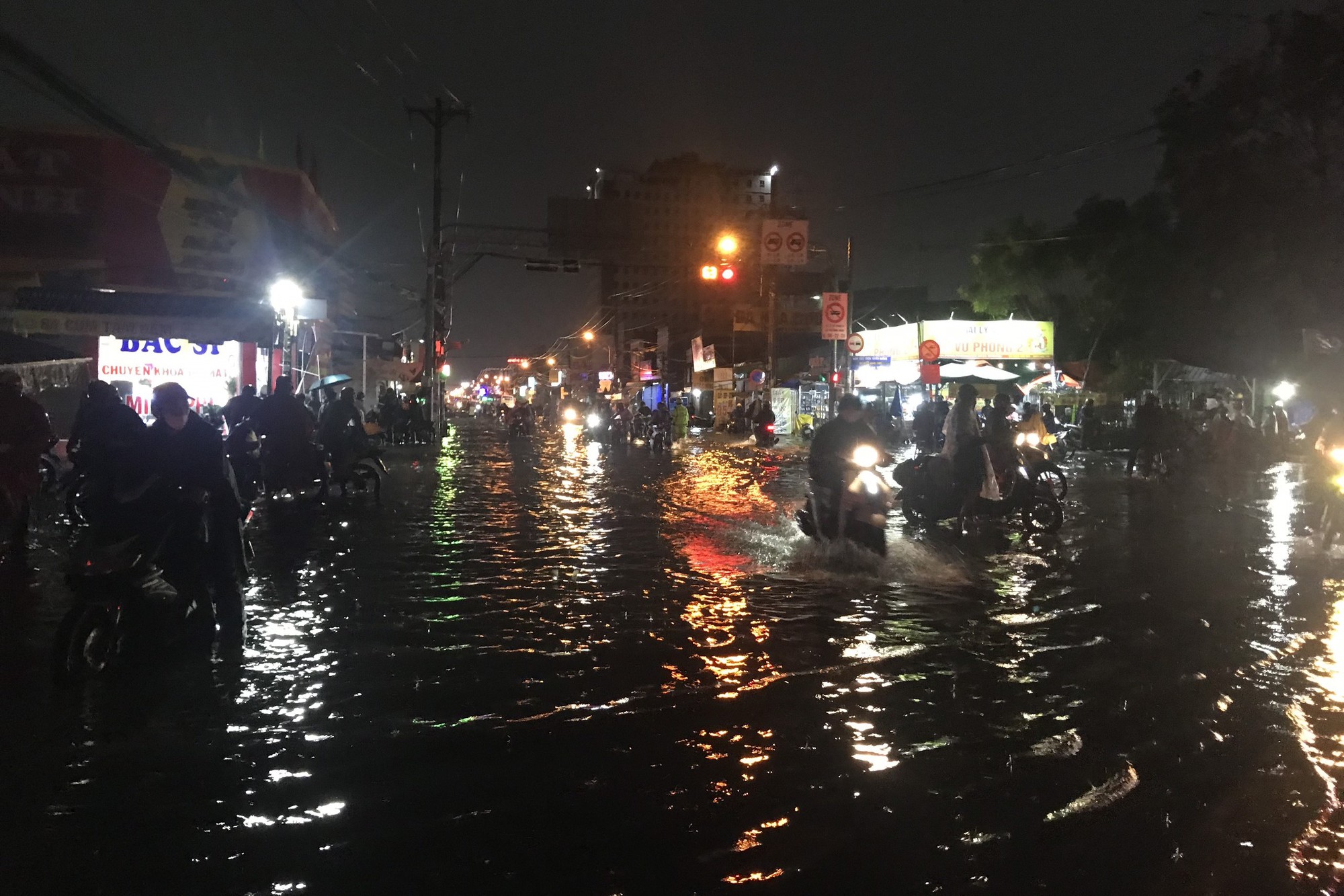 Mưa ngập nhiều tuyến đường ở TP HCM giờ tan tầm, người d&acirc;n vất vả lưu th&ocirc;ng - Ảnh 5.