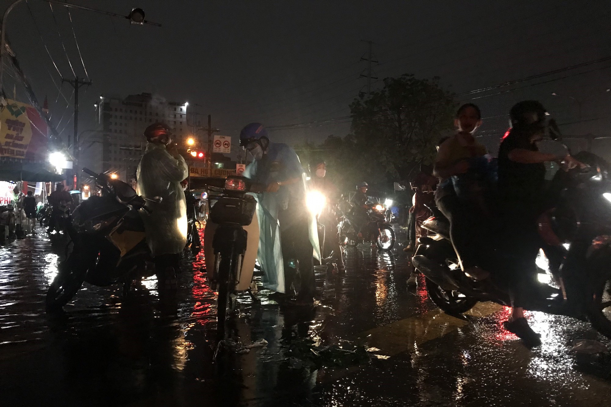 Mưa ngập nhiều tuyến đường ở TP HCM giờ tan tầm, người d&acirc;n vất vả lưu th&ocirc;ng - Ảnh 4.