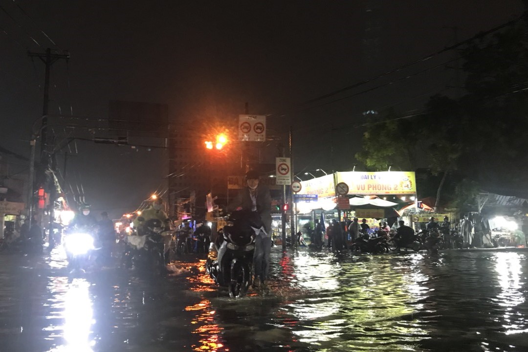 Mưa ngập nhiều tuyến đường ở TP HCM giờ tan tầm, người d&acirc;n vất vả lưu th&ocirc;ng - Ảnh 3.