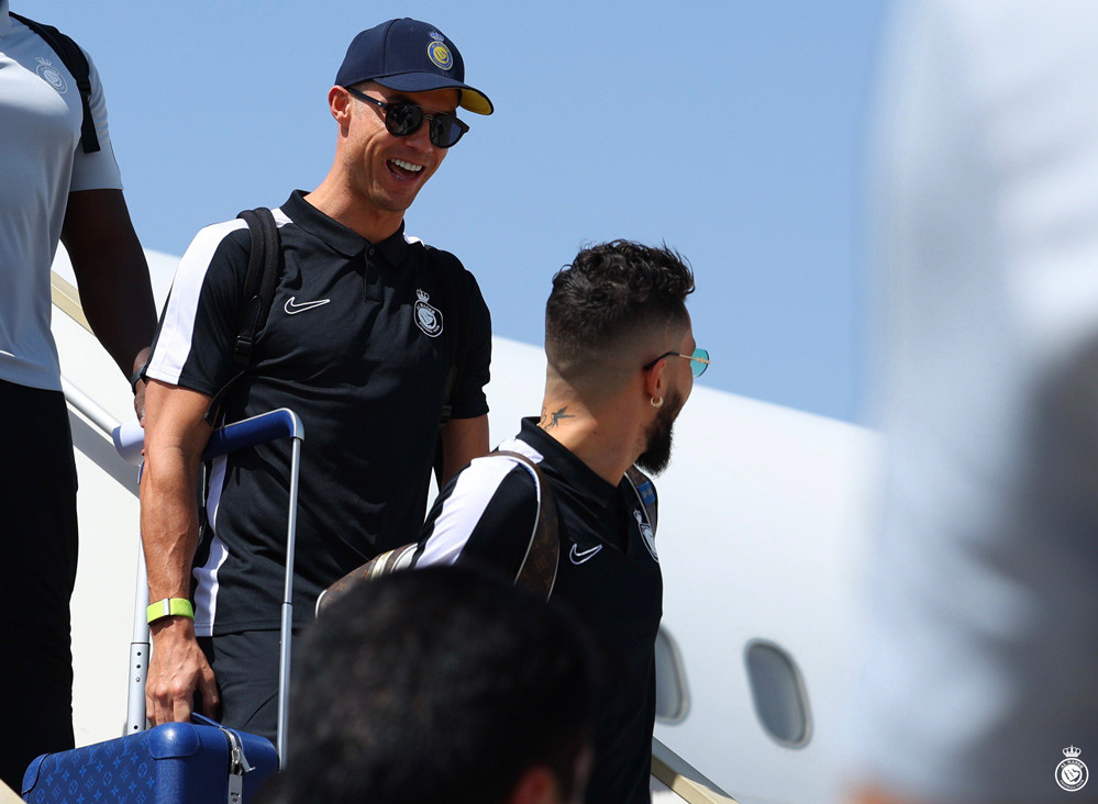 Người hâm mộ chạy bộ theo xe chở Ronaldo, trèo rào và bật khóc