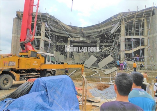 H&eacute; lộ nguy&ecirc;n nh&acirc;n c&ocirc;ng tr&igrave;nh Trung t&acirc;m văn h&oacute;a 50 tỉ đồng bị sập gi&agrave;n gi&aacute;o? - Ảnh 1.