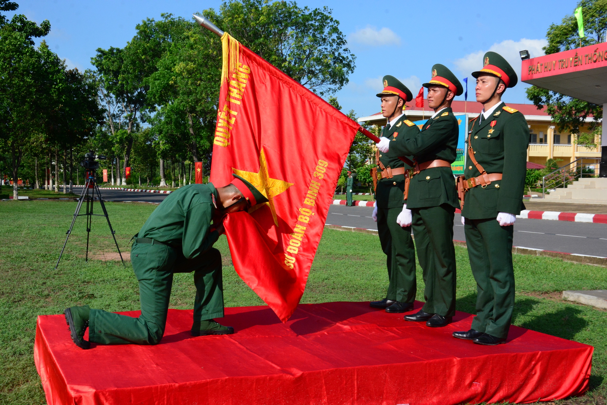Màu cờ Tổ quốc ngày Tết Độc lập - Ảnh 3.