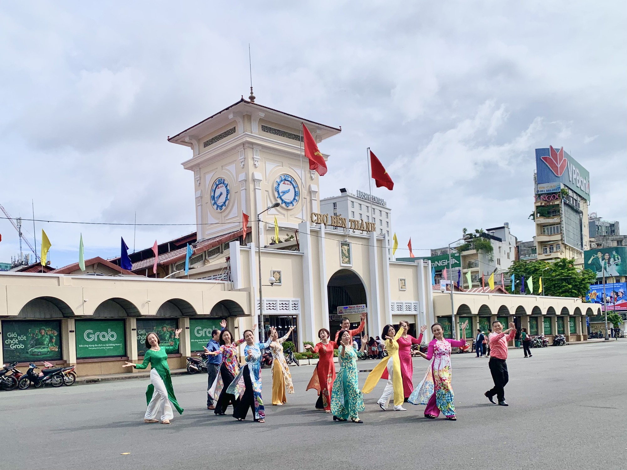 Trung t&acirc;m TP HCM đ&ocirc;ng vui lễ 2-9 - Ảnh 1.