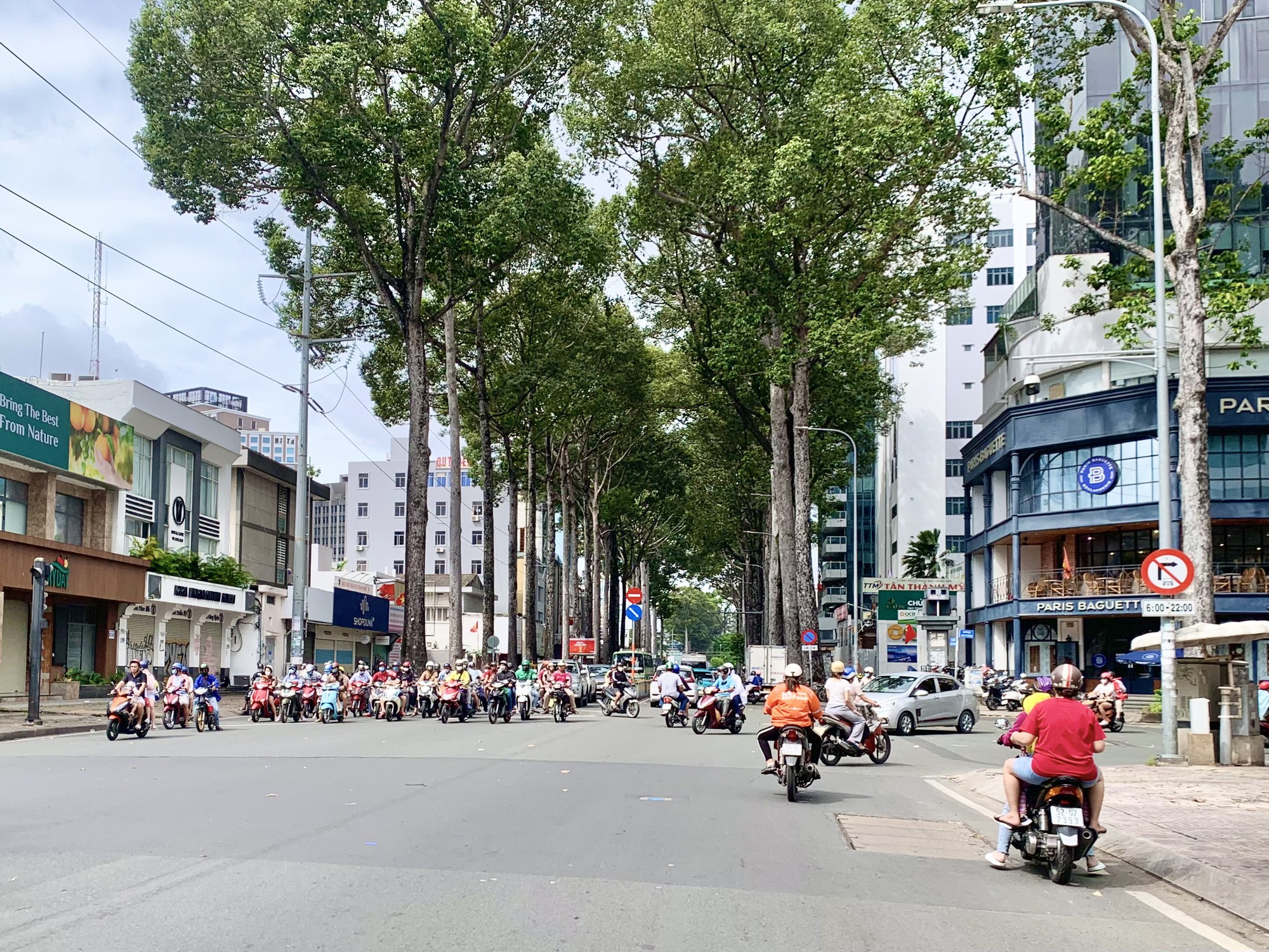 Trung t&acirc;m TP HCM đ&ocirc;ng vui lễ 2-9 - Ảnh 4.