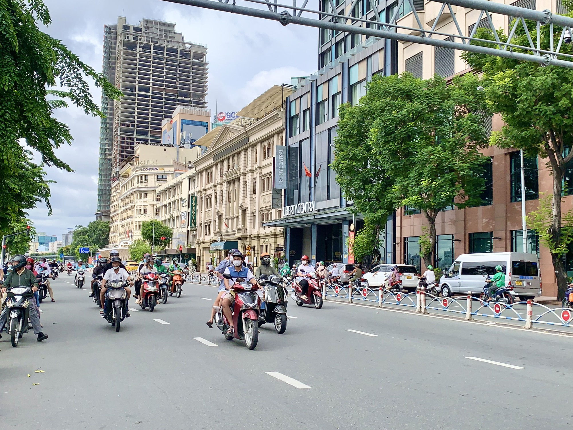 Trung t&acirc;m TP HCM đ&ocirc;ng vui lễ 2-9 - Ảnh 5.