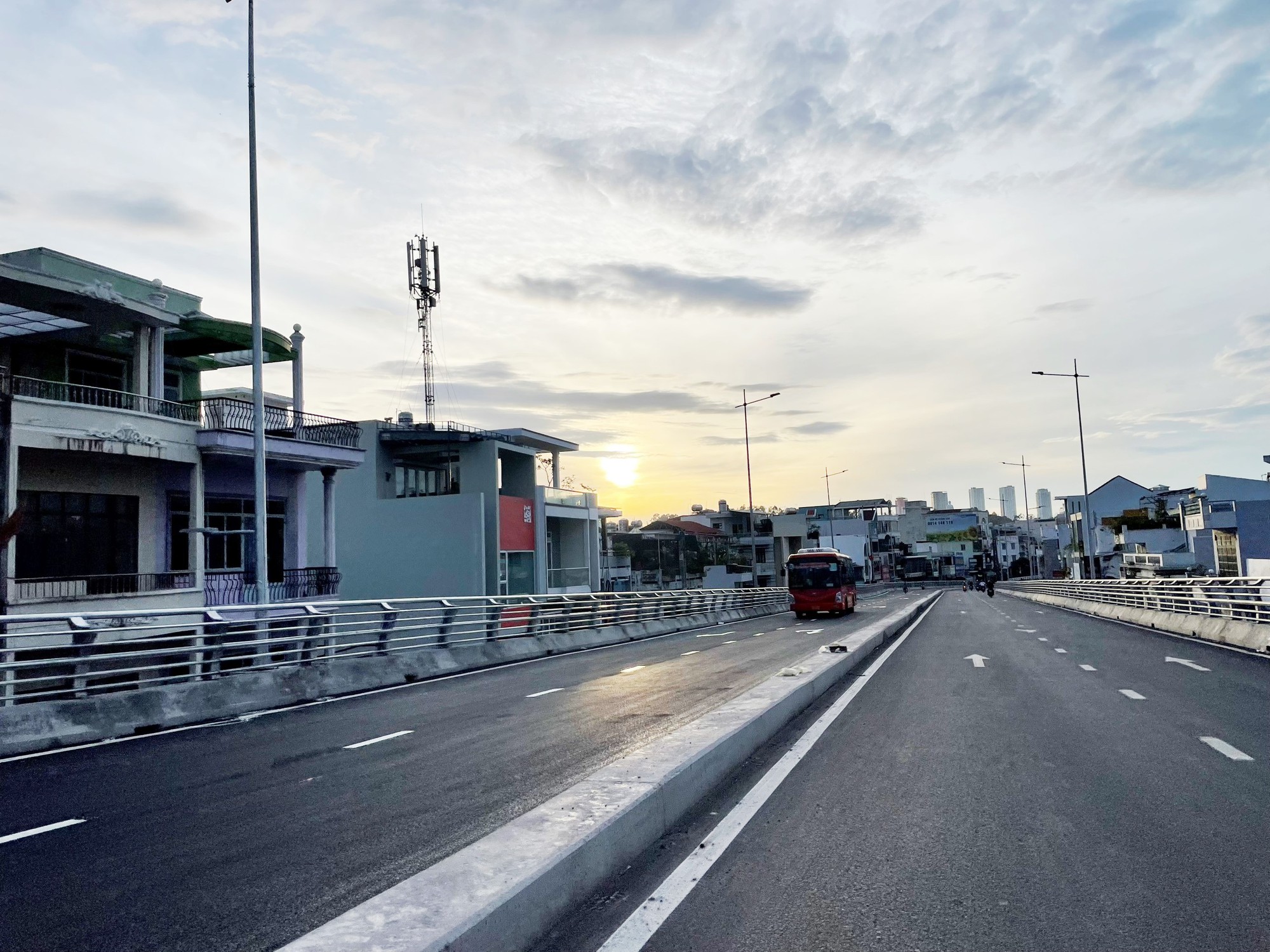 Cận cảnh nút giao 1.200 tỉ đồng vừa thông xe ở Nha Trang - Ảnh 2.