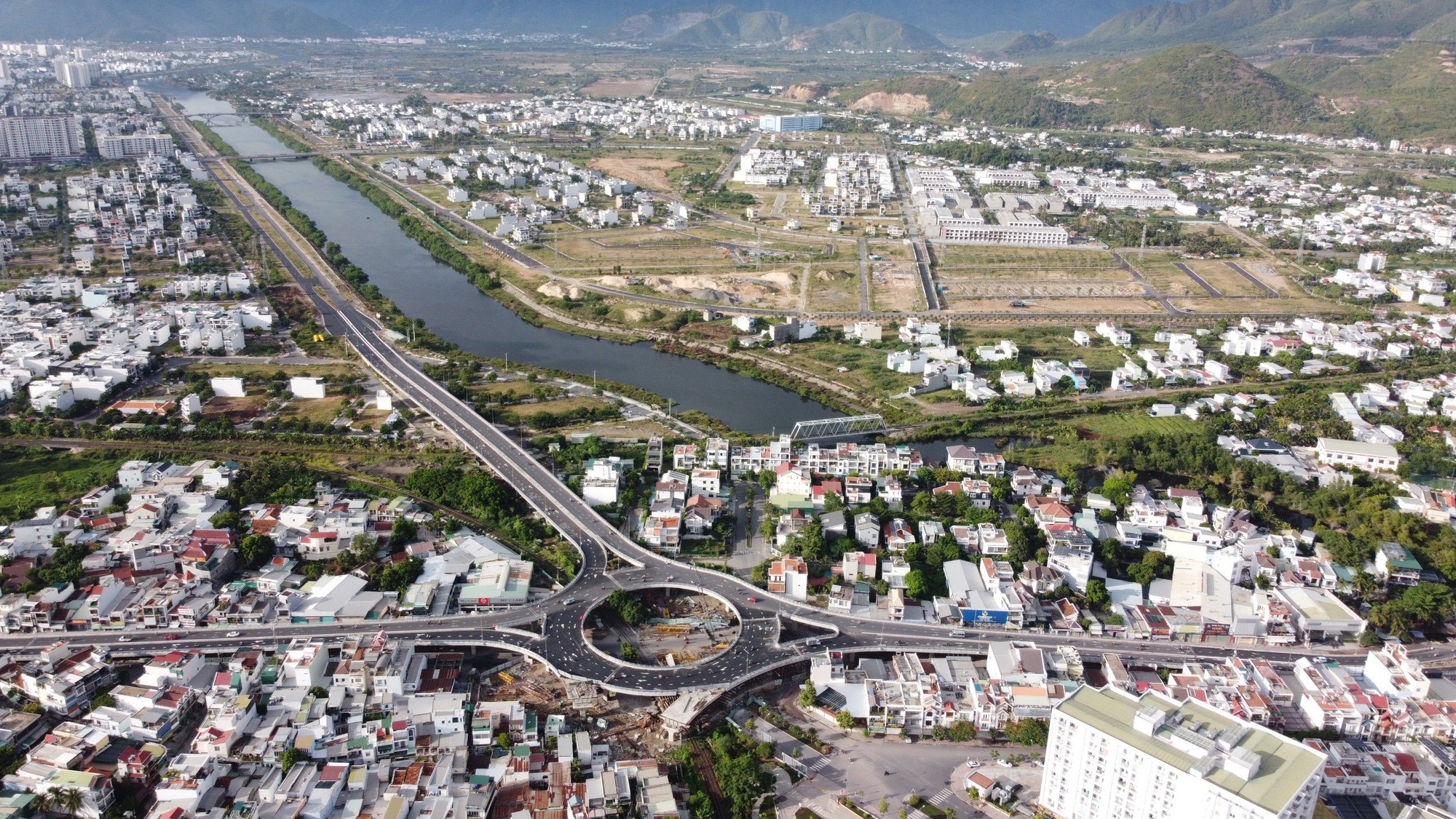 Cận cảnh nút giao 1.200 tỉ đồng vừa thông xe ở Nha Trang - Ảnh 13.