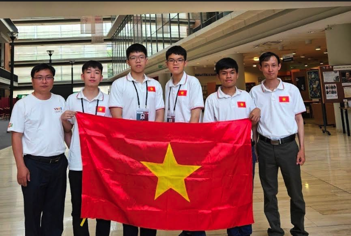 Nam sinh lớp 11 gi&agrave;nh huy chương v&agrave;ng Olympic Tin học quốc tế - Ảnh 1.