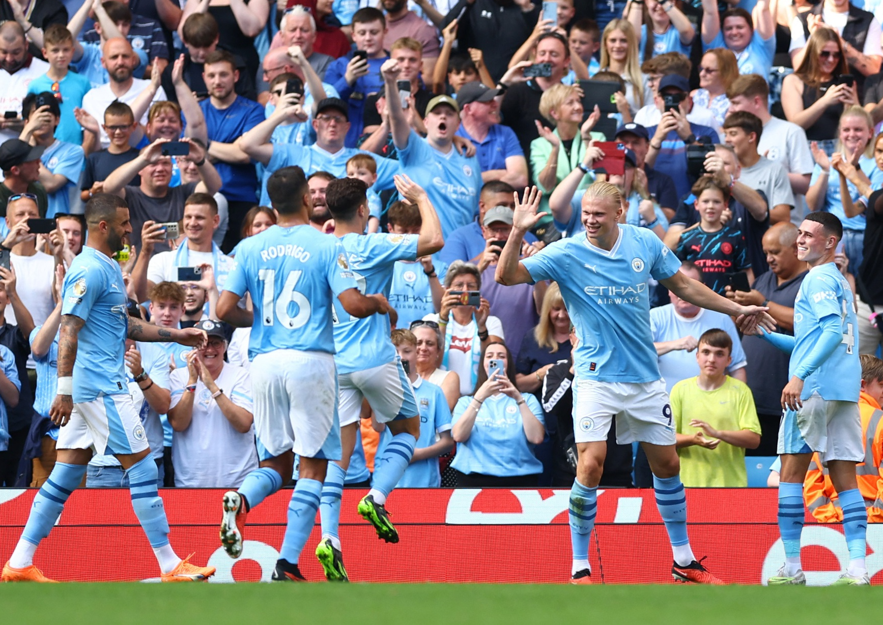 "Quái thú" Haaland lập hat-trick, Man City giật lại ngôi đầu Ngoại hạng