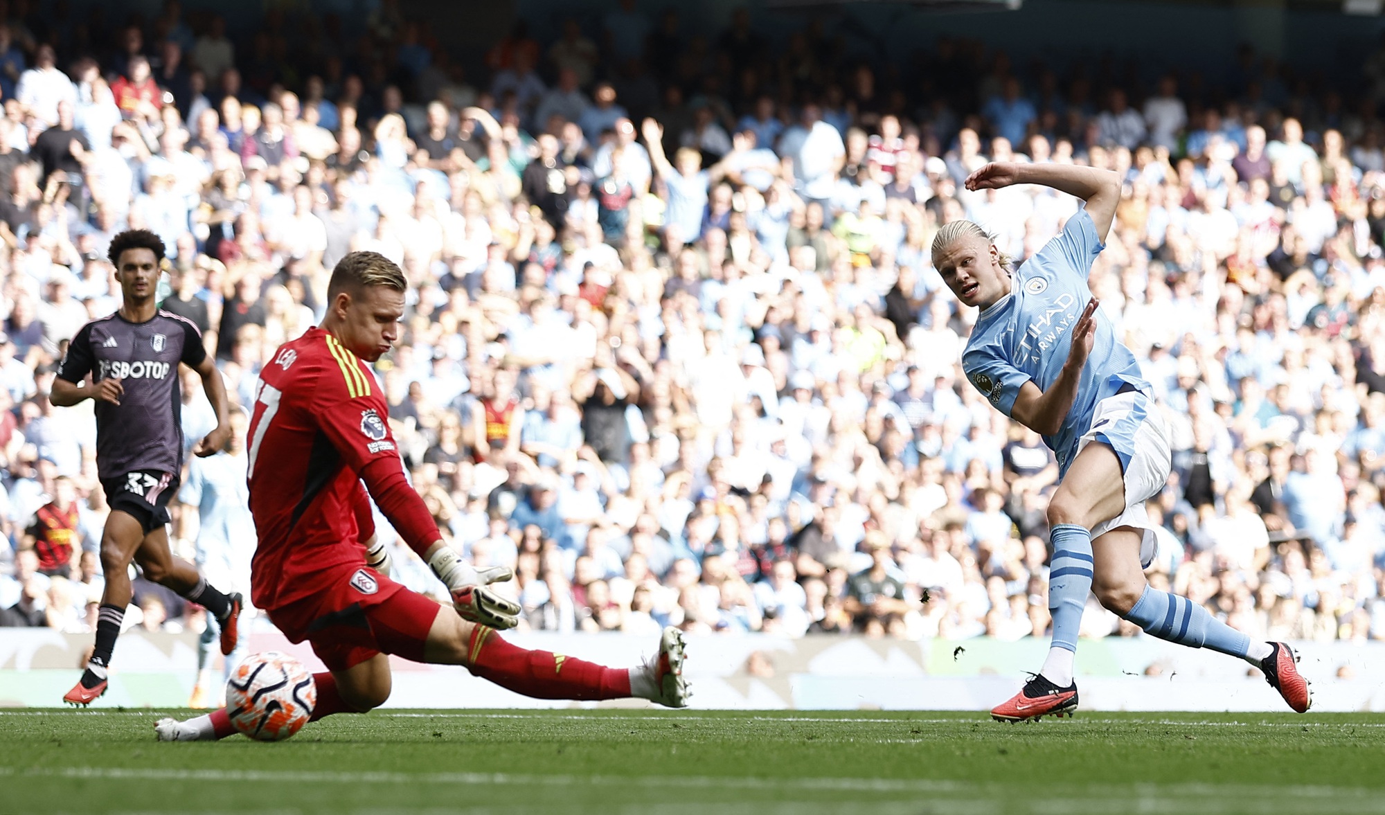 Qu&aacute;i th&uacute; Haaland lập hat-trick, Man City giật lại ng&ocirc;i đầu Ngoại hạng - Ảnh 4.