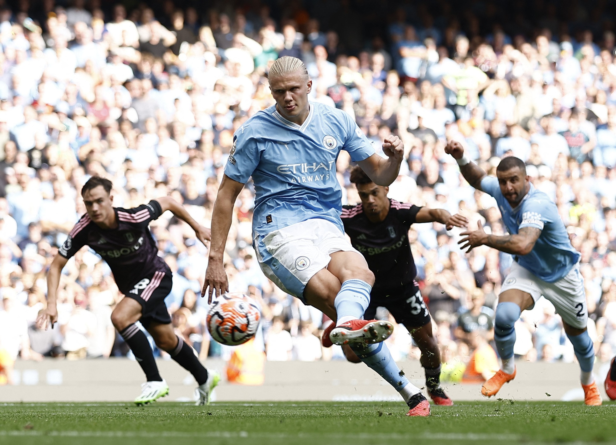Qu&aacute;i th&uacute; Haaland lập hat-trick, Man City giật lại ng&ocirc;i đầu Ngoại hạng - Ảnh 6.