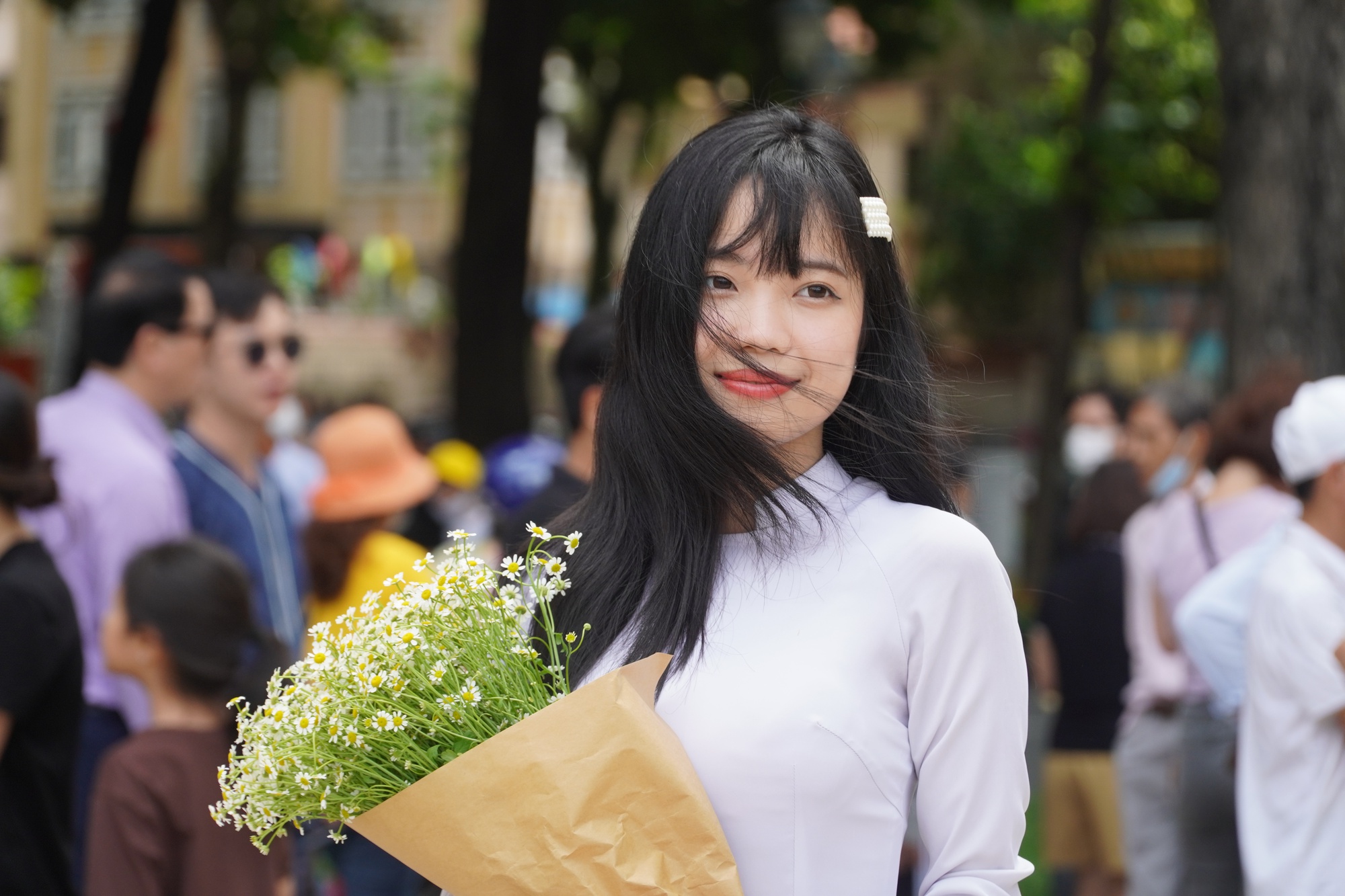 Nhiều nữ sinh mặc áo dài tham quan di tích lịch sử dịp Quốc khánh 2-9 - Ảnh 4.