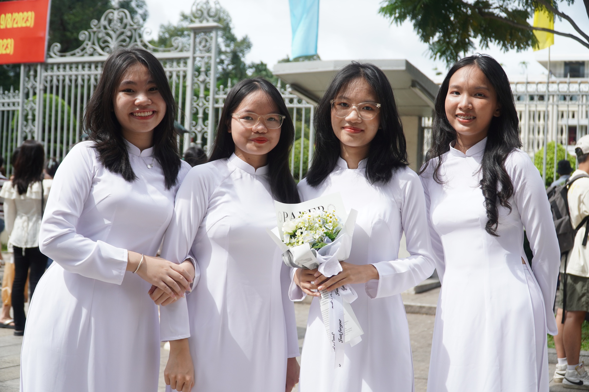 Nhiều nữ sinh mặc áo dài tham quan di tích lịch sử dịp Quốc khánh 2-9 - Ảnh 1.
