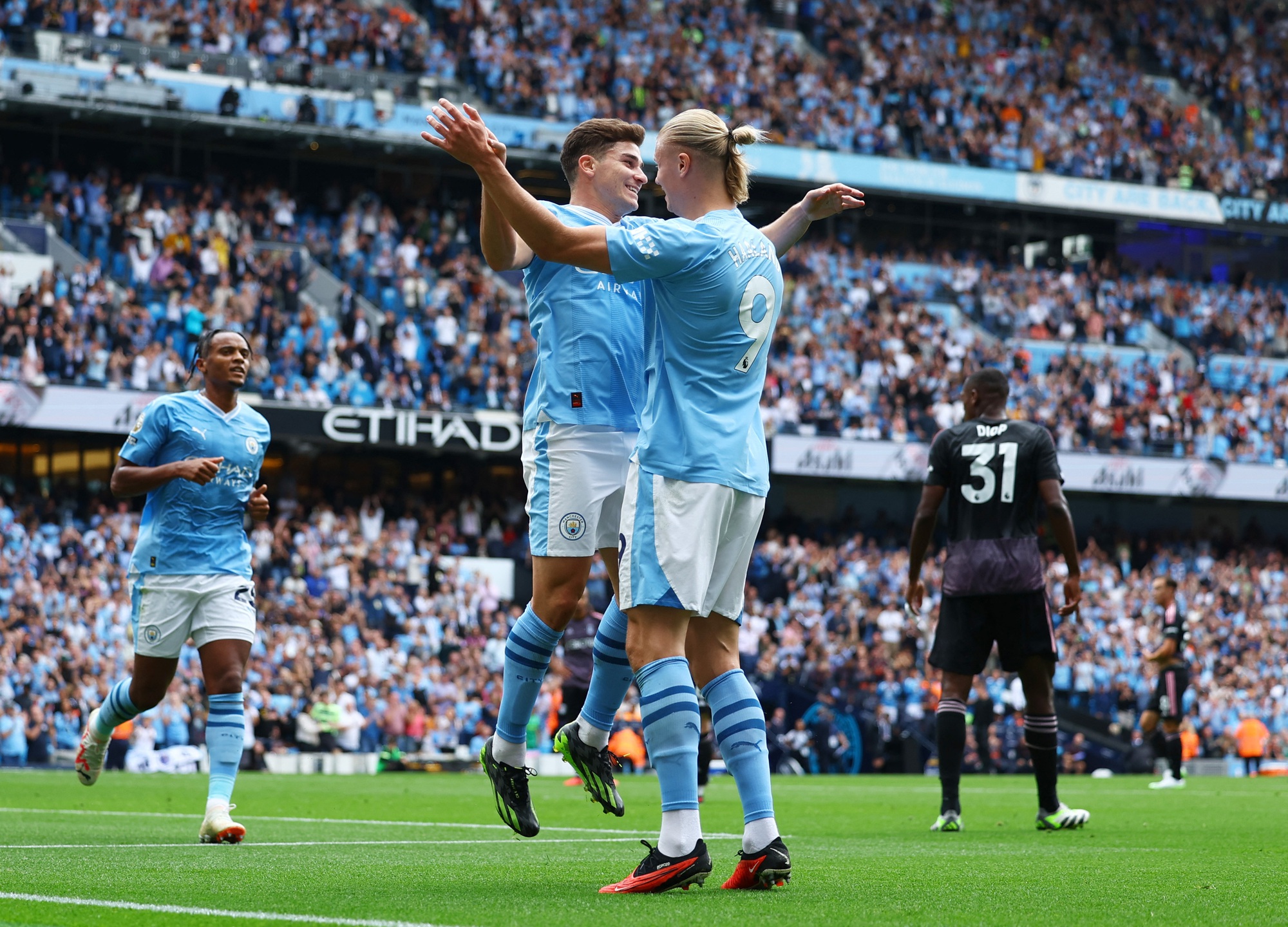 Qu&aacute;i th&uacute; Haaland lập hat-trick, Man City giật lại ng&ocirc;i đầu Ngoại hạng - Ảnh 1.