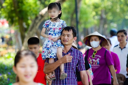 Người dân đổ về tuyến phố 3 hàng cây xanh mát ở thủ đô săn ảnh đẹp ngày Tết Độc lập - Ảnh 1.
