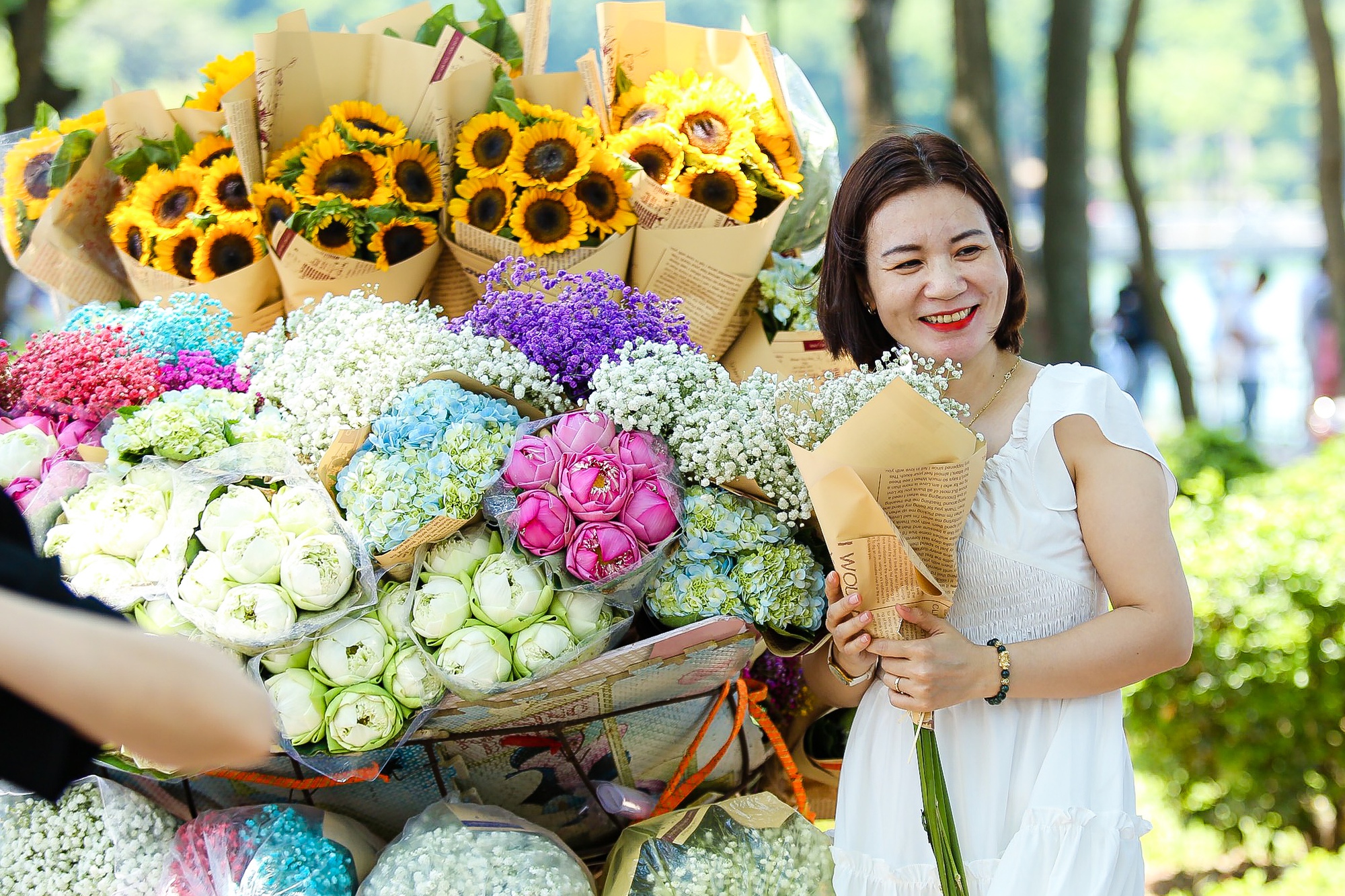 Người dân đổ về tuyến phố 3 hàng cây xanh mát ở thủ đô săn ảnh đẹp ngày Tết Độc lập - Ảnh 4.