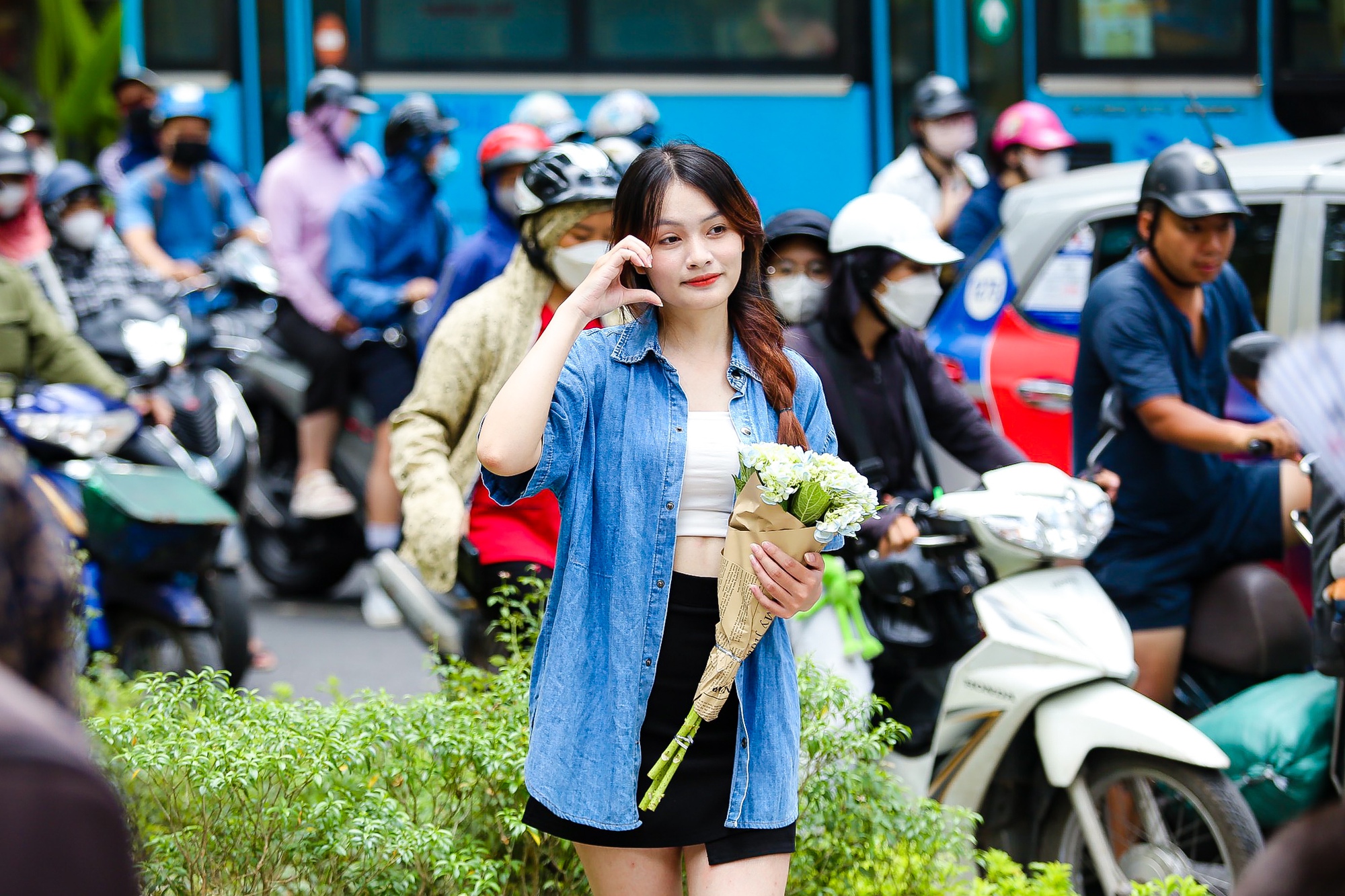Người dân đổ về tuyến phố 3 hàng cây xanh mát ở thủ đô săn ảnh đẹp ngày Tết Độc lập - Ảnh 7.