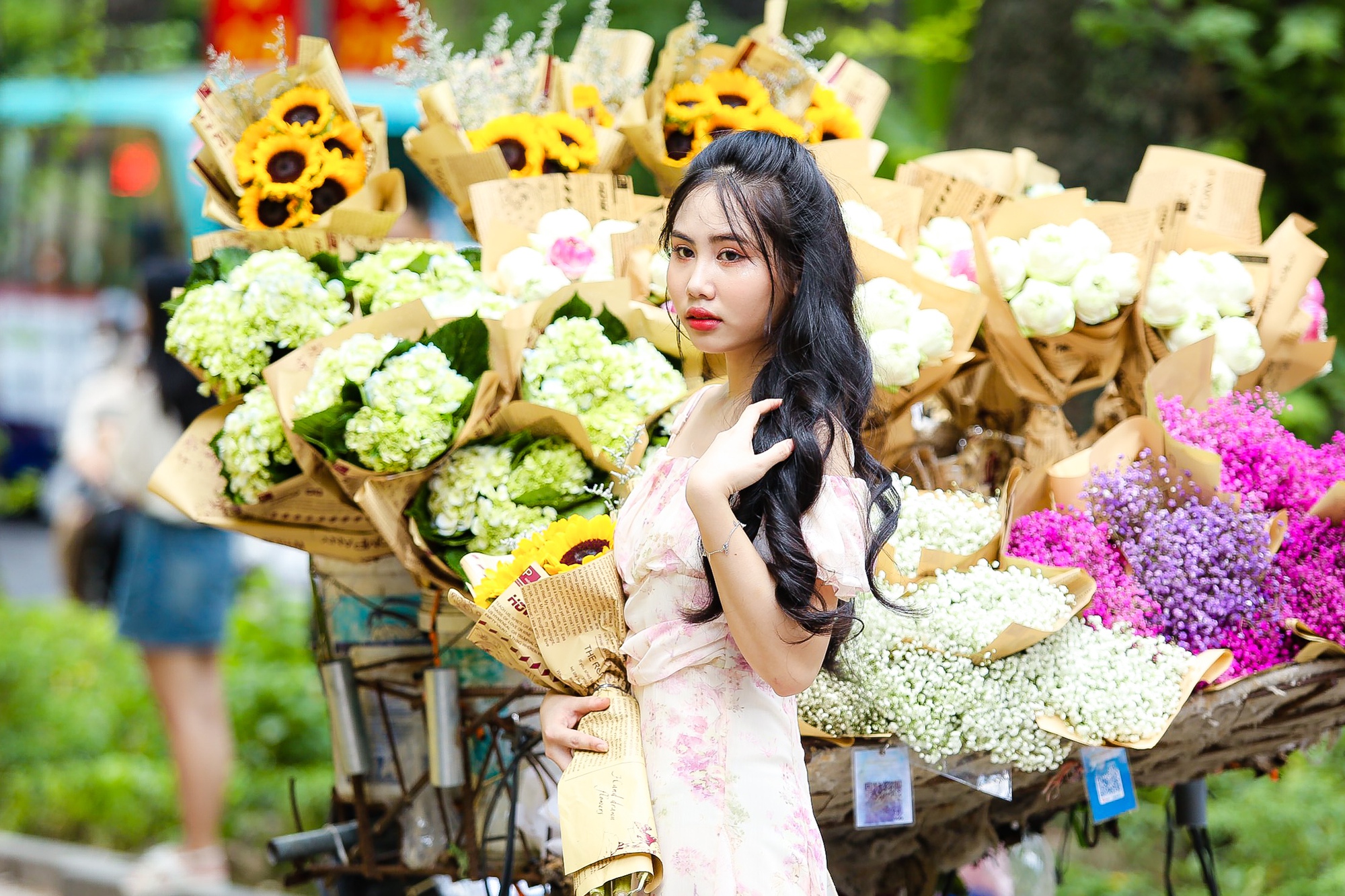 Người dân đổ về tuyến phố 3 hàng cây xanh mát ở thủ đô săn ảnh đẹp ngày Tết Độc lập - Ảnh 5.