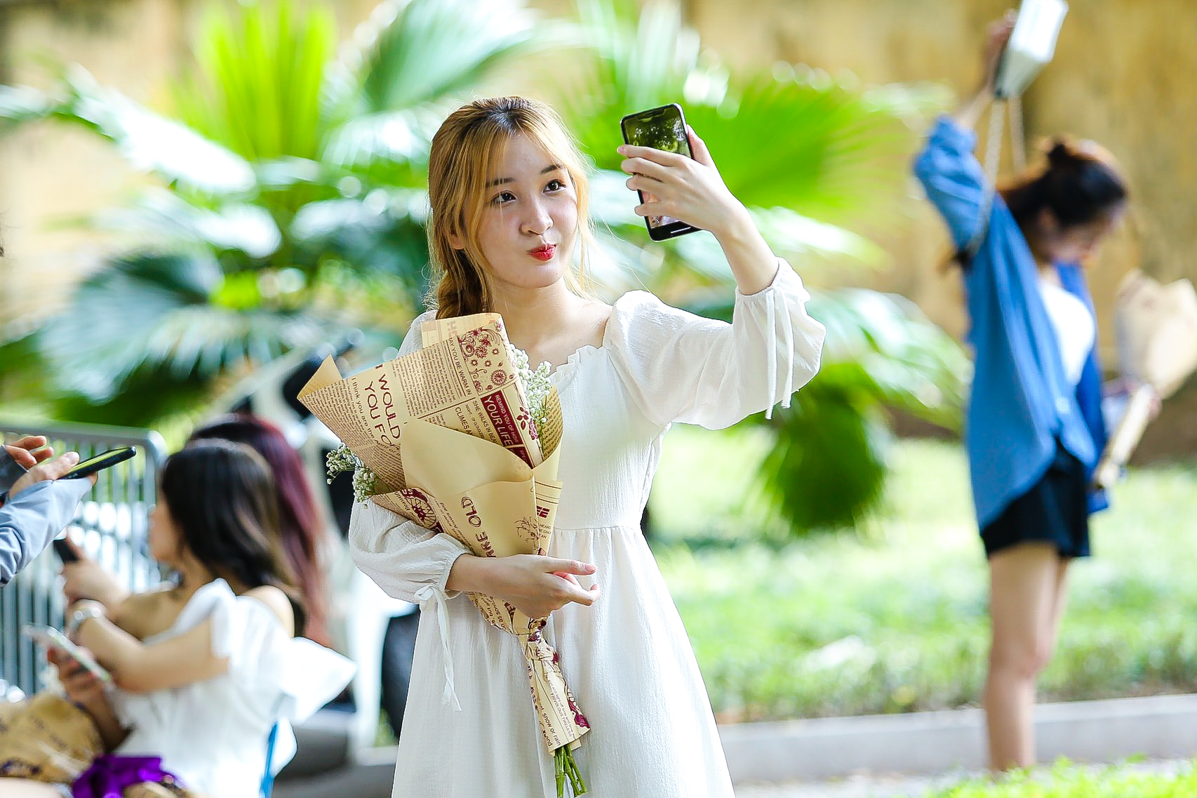 Người dân đổ về tuyến phố 3 hàng cây xanh mát ở thủ đô săn ảnh đẹp ngày Tết Độc lập - Ảnh 6.