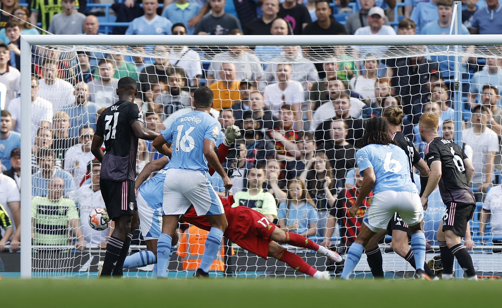 Qu&aacute;i th&uacute; Haaland lập hat-trick, Man City giật lại ng&ocirc;i đầu Ngoại hạng - Ảnh 3.
