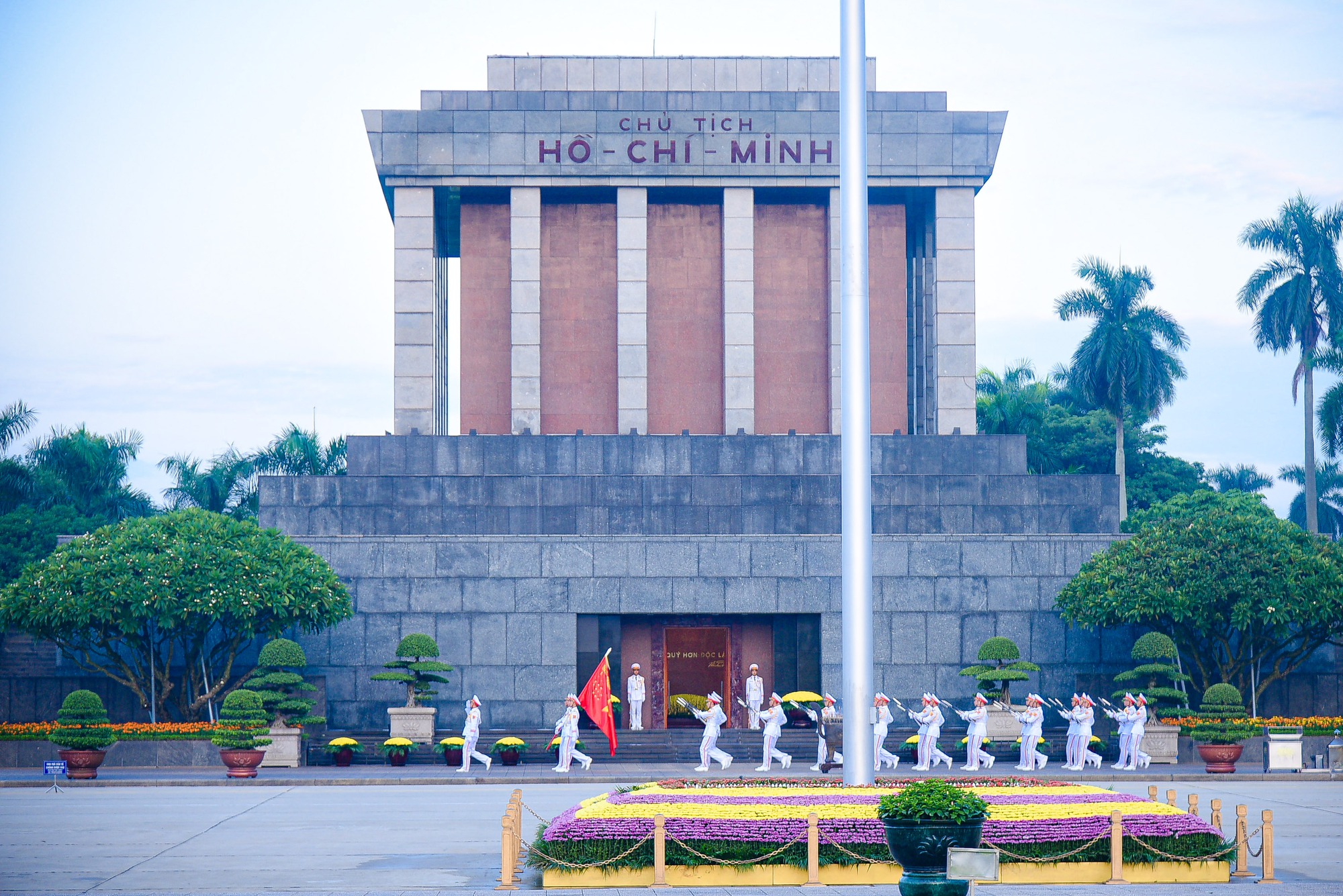 CLIP: Hàng ngàn người trang nghiêm chào cờ tại Quảng trường Ba Đình sáng 2-9 - Ảnh 14.
