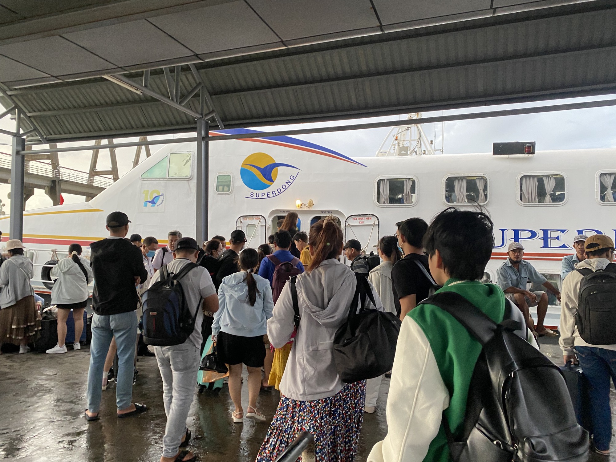 H&agrave;ng ng&agrave;n kh&aacute;ch phải chuyển hướng kh&aacute;c v&igrave; t&agrave;u, ph&agrave; ngưng hoạt động - Ảnh 11.