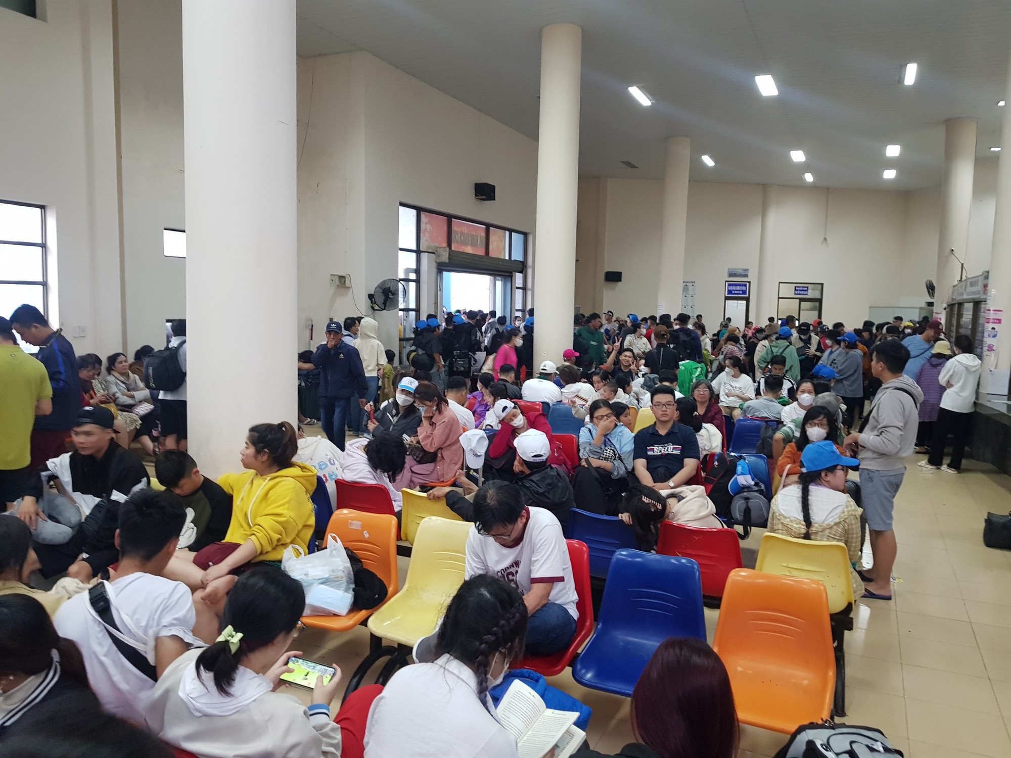 H&agrave;ng ng&agrave;n kh&aacute;ch phải chuyển hướng kh&aacute;c v&igrave; t&agrave;u, ph&agrave; ngưng hoạt động - Ảnh 2.