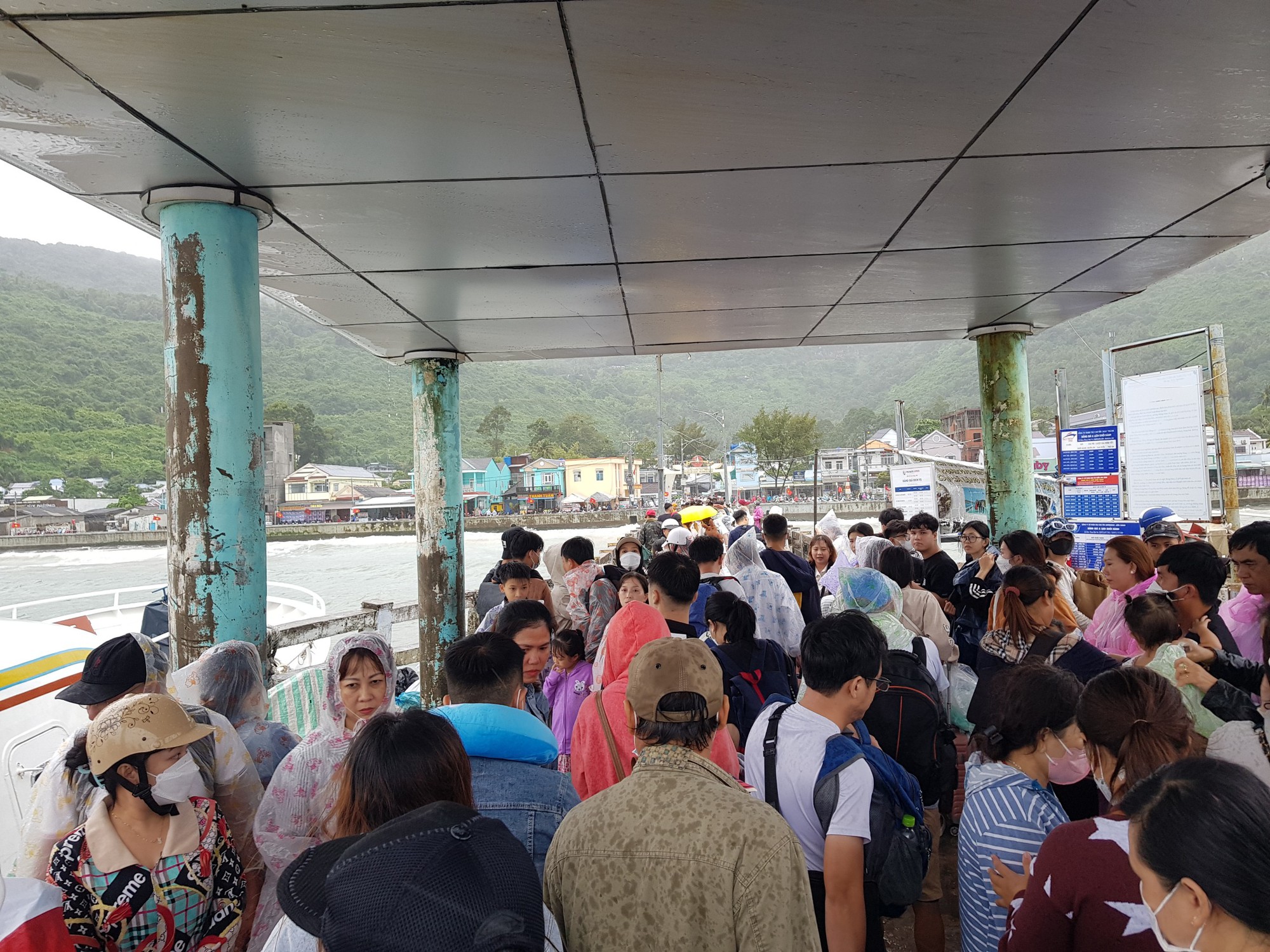H&agrave;ng ng&agrave;n kh&aacute;ch phải chuyển hướng kh&aacute;c v&igrave; t&agrave;u, ph&agrave; ngưng hoạt động - Ảnh 12.