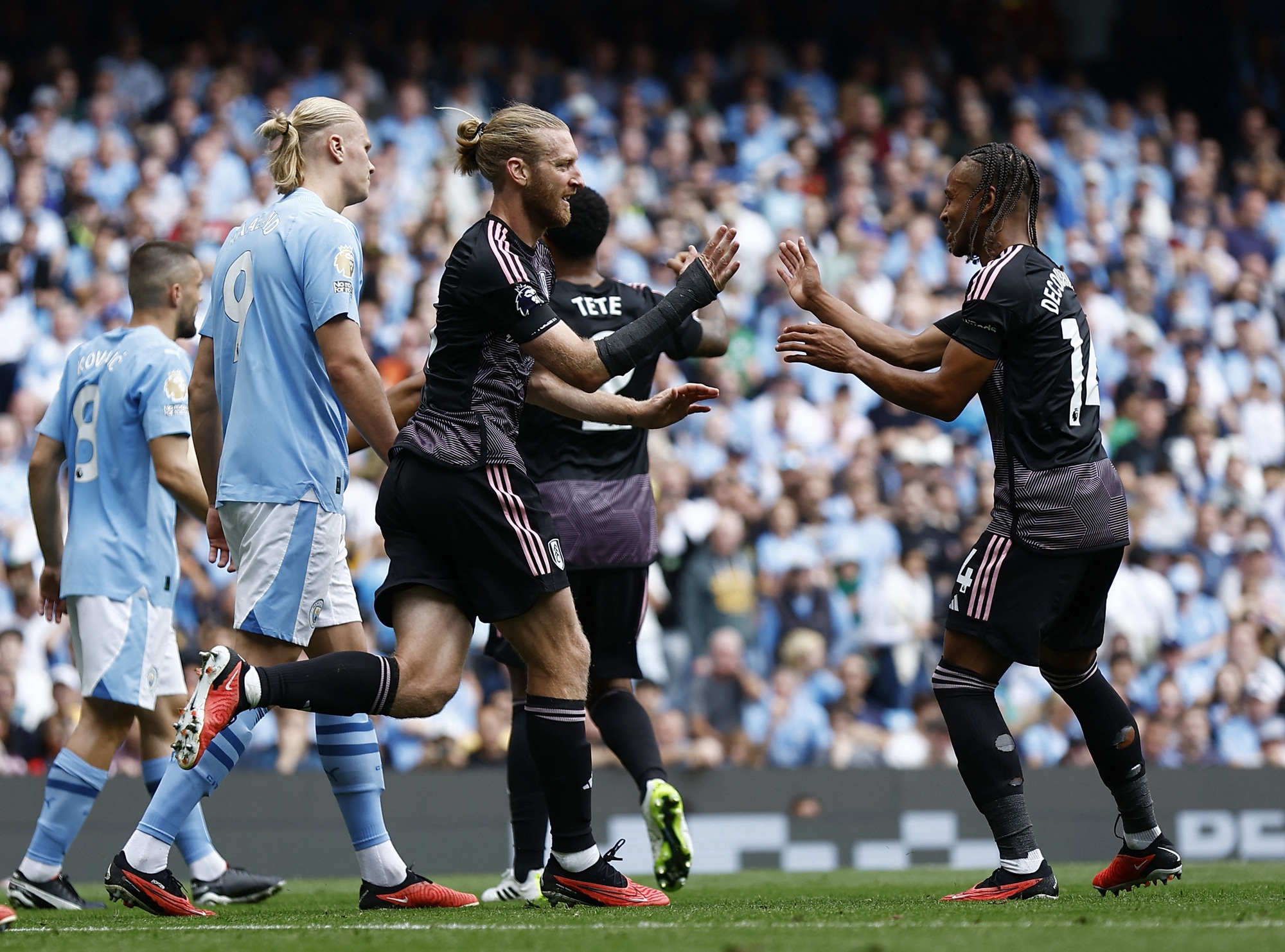 Qu&aacute;i th&uacute; Haaland lập hat-trick, Man City giật lại ng&ocirc;i đầu Ngoại hạng - Ảnh 2.