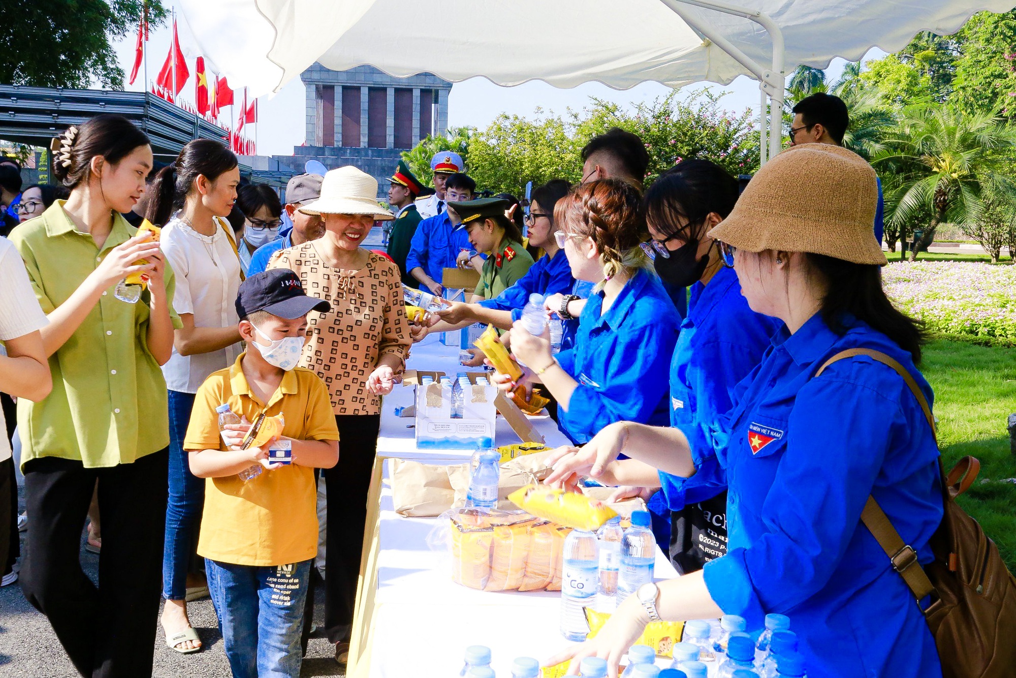 Hàng vạn người dân từ mọi miền Tổ quốc vào Lăng viếng Bác trong ngày đặc biệt - Ảnh 11.