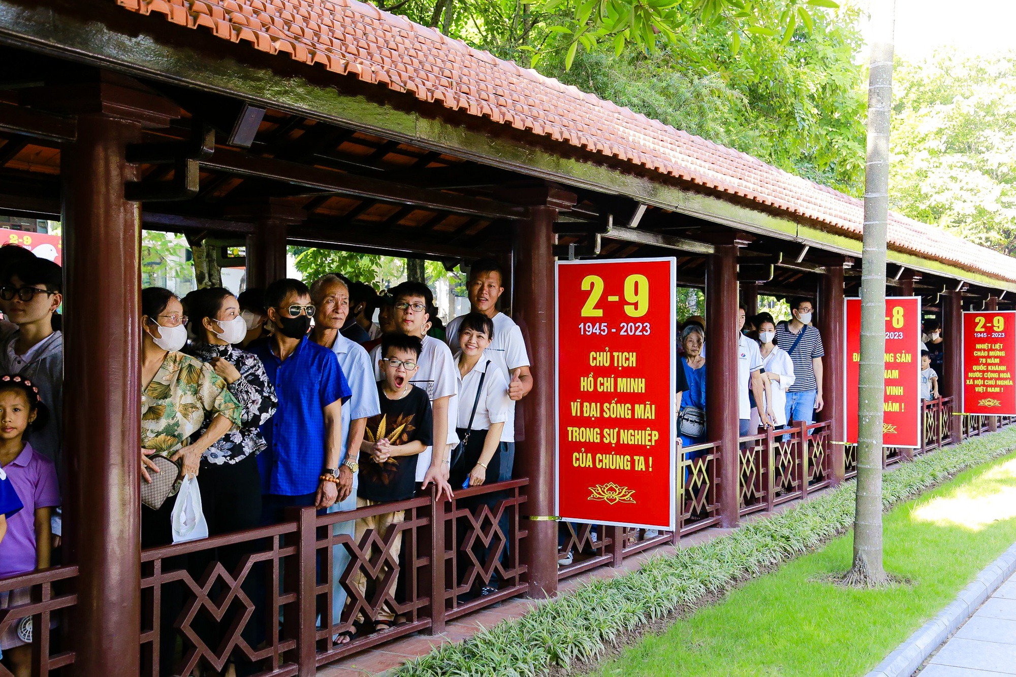 Hàng vạn người dân từ mọi miền Tổ quốc vào Lăng viếng Bác trong ngày đặc biệt - Ảnh 4.