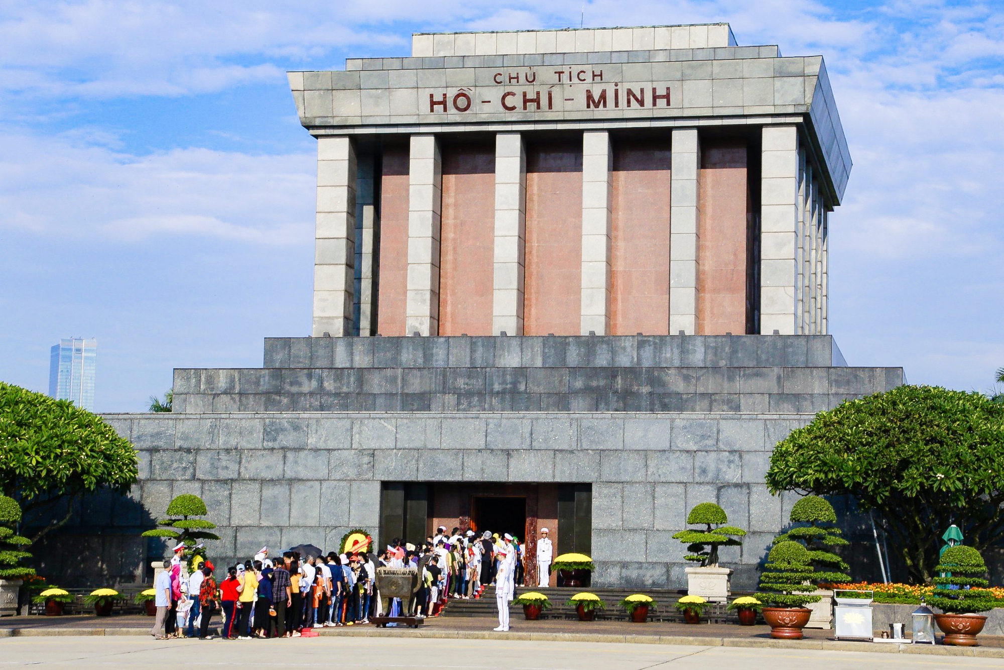 Hàng vạn người dân từ mọi miền Tổ quốc vào Lăng viếng Bác trong ngày đặc biệt - Ảnh 10.