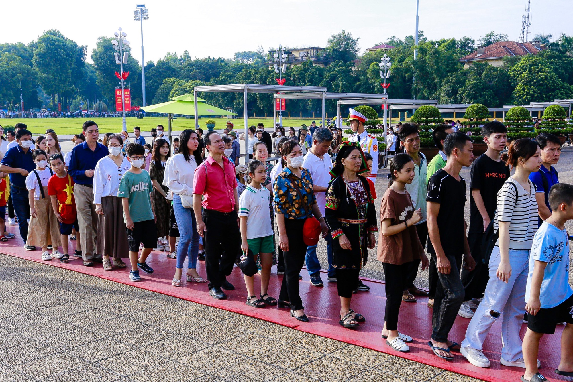 Hàng vạn người dân từ mọi miền Tổ quốc vào Lăng viếng Bác trong ngày đặc biệt - Ảnh 8.